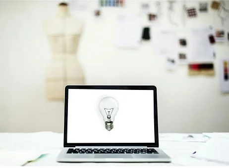computer-with-light-bulb